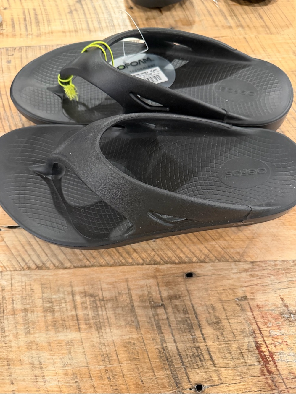 OOFOS Black Unisex Recovery Flip Sandals